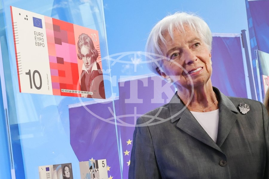 23.07.2026 , Frankfurt, DEU Christine Lagarde, Praesidentin der Europaeischen Zentralbank . Christine Lagarde stellt die Entwuerfe fuer die neuen Euroscheine vor. In den naechsten Wochen koennen die Buerger abstimmen, ob sie sich fuer die Voegel auf den Scheinen entscheiden oder lieber beruehmte Europaer. *** July 23, 2026, Frankfurt, Germany Christine Lagarde, President of the European Central Bank Christine Lagarde presents the designs for the new euro banknotes In the coming weeks, citizens will be able to vote on whether they prefer the birds on the banknotes or famous Europeans,Image: 1118070125, License: Rights-managed, Restrictions: imago is entitled to issue a simple usage license at the time of provision. Personality and trademark rights as well as copyright laws regarding art-works shown must be observed. Commercial use at your own risk., Model Release: no  , Credit line: ČTK / imago stock&people / Hannelore Foerster
