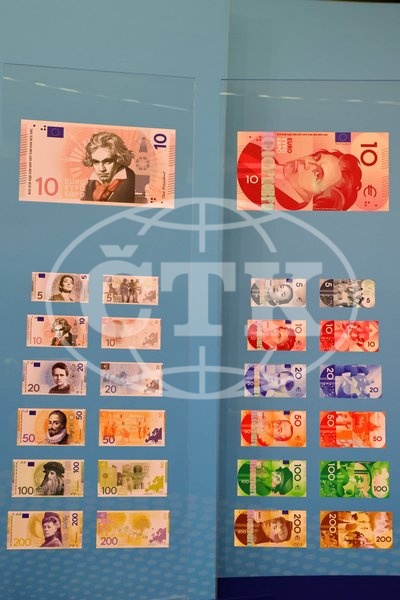 23.07.2026 , Frankfurt, DEU Christine Lagarde, Praesidentin der Europaeischen Zentralbank . Christine Lagarde stellt die Entwuerfe fuer die neuen Euroscheine vor. In den naechsten Wochen koennen die Buerger abstimmen, ob sie sich fuer die Voegel auf den Scheinen entscheiden oder lieber beruehmte Europaer. *** July 23, 2026, Frankfurt, Germany Christine Lagarde, President of the European Central Bank Christine Lagarde presents the designs for the new euro banknotes In the coming weeks, citizens will be able to vote on whether they prefer the birds on the banknotes or famous Europeans,Image: 1118070206, License: Rights-managed, Restrictions: imago is entitled to issue a simple usage license at the time of provision. Personality and trademark rights as well as copyright laws regarding art-works shown must be observed. Commercial use at your own risk., Model Release: no  , Credit line: ČTK / imago stock&people / Hannelore Foerster