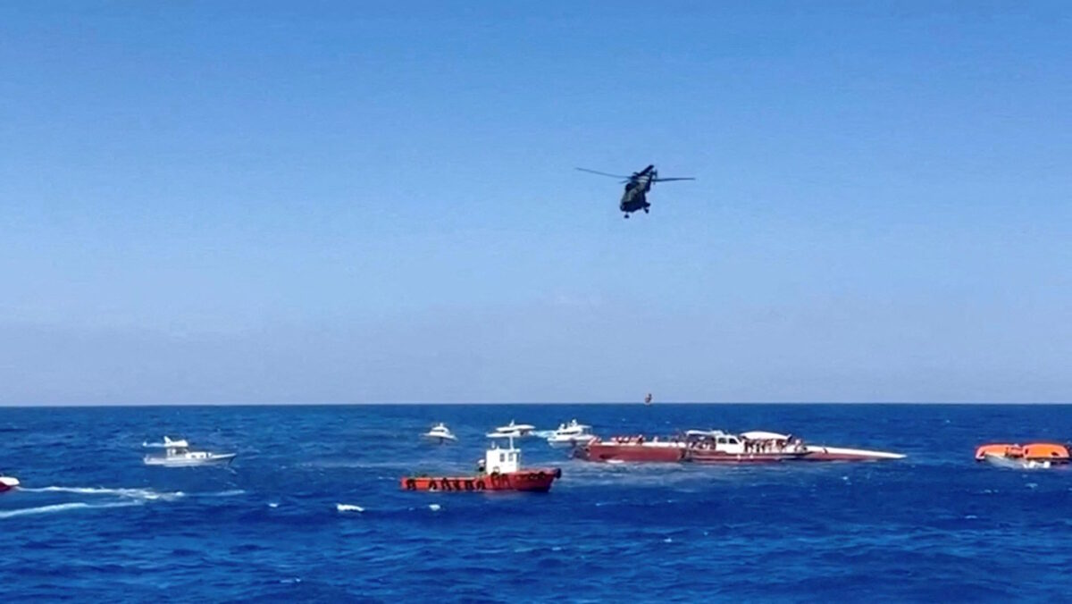 Ένα ελικόπτερο πετά κατά τη διάρκεια επιχείρησης διάσωσης μετά την ανατροπή ενός πλοίου στα ανοικτά των ακτών της Βόρειας Κύπρου