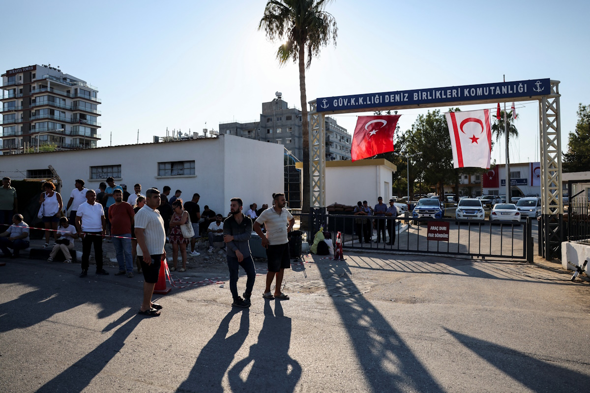 Άνθρωποι συγκεντρώνονται έξω από ένα νοσοκομείο μετά την ανατροπή ενός επιβατηγού σκάφους στα ανοικτά των ακτών της Κερύνειας, στη βόρεια Κύπρο που βρίσκεται υπό τουρκικό έλεγχο