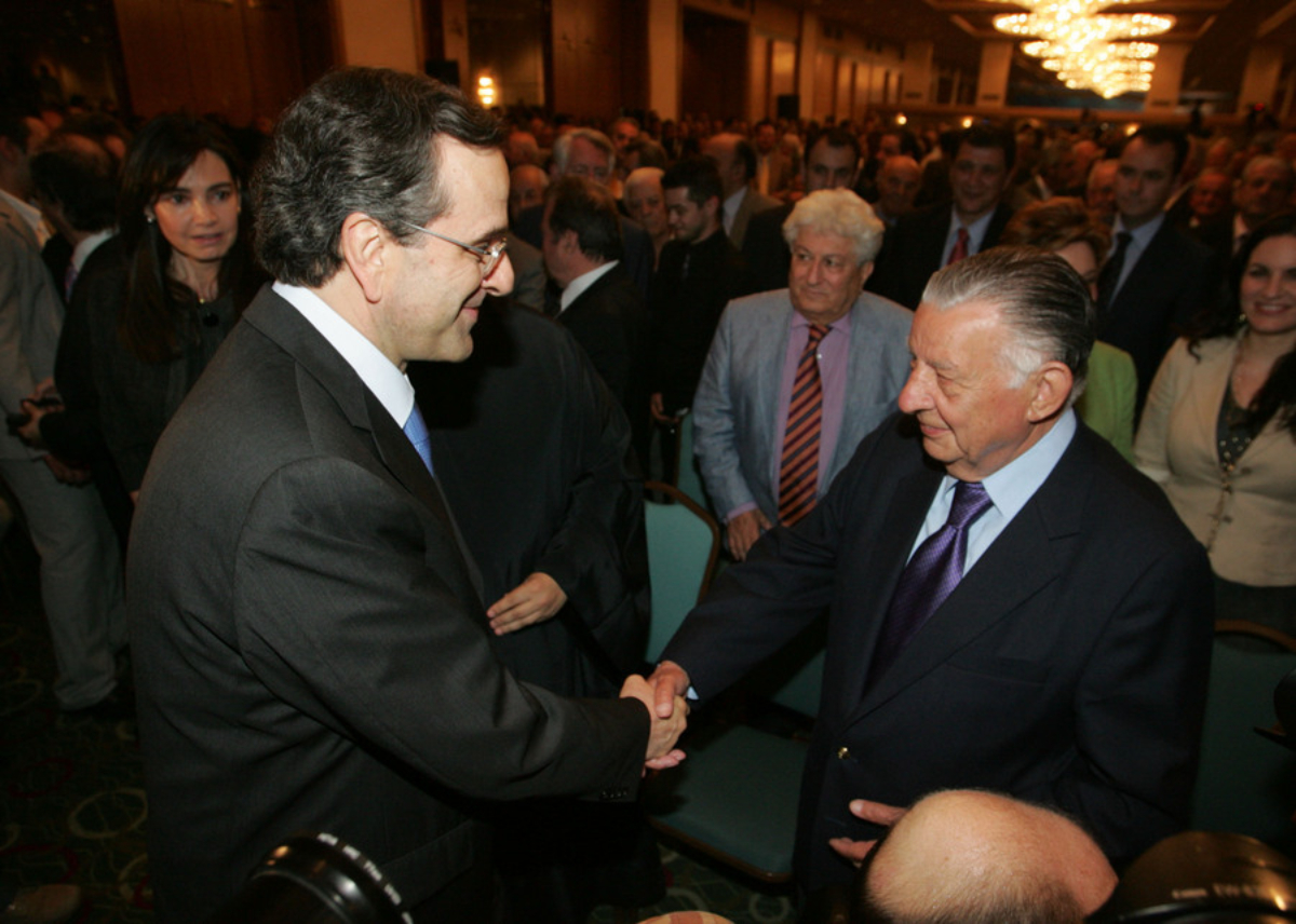 Ο πρόεδρος του Ινστιτούτου Ιωάννης Βαρβιτσιώτης (Δ) σε εκδήλωση του Ινστιτούτου Δημοκρατίας "Κ. Καραμανλής" με ομιλία του ΥΠΠΟ Αντώνη Σαμαρά (Α) με θέμα "Προκλήσεις και προοπτικές για την ΕΕ", Δευτέρα 18 Μαϊου 2009