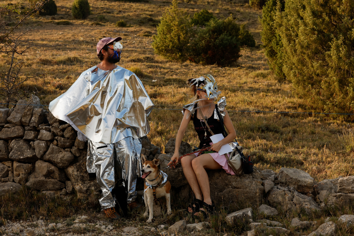 Κόσμος παρακολουθεί την έκλειψη ηλίου στην Ισπανία