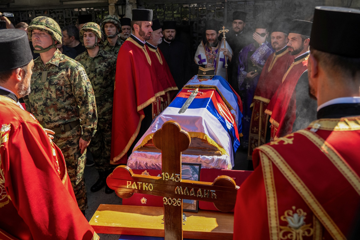 Σερβο-ορθόδοξοι ιερείς τελούν τελετή κατά τη διάρκεια της κηδείας του Ράτκο Μλάντιτς στο Βελιγράδι στις 7 Σεπτεμβρίου 2026