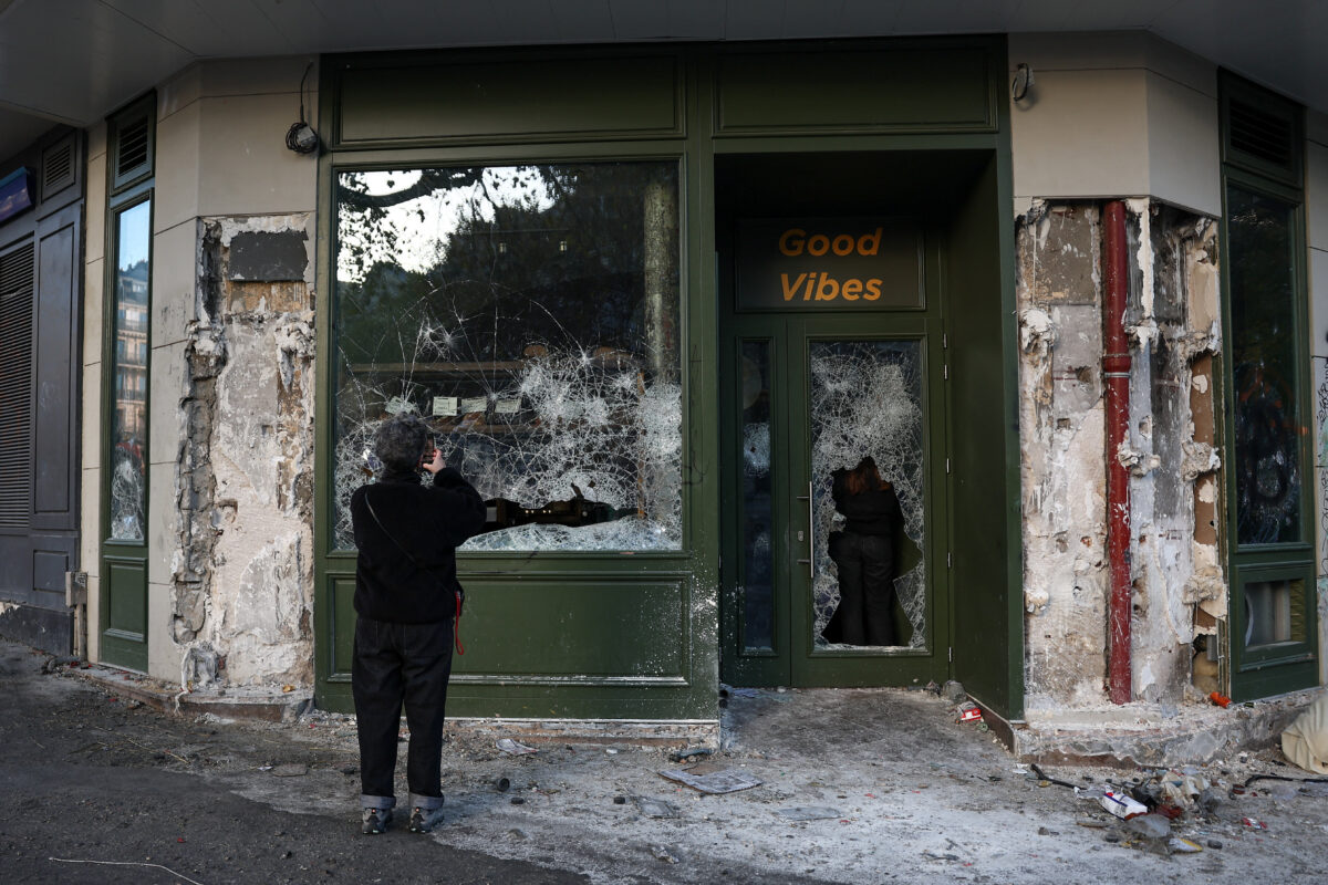 Από τις διαδηλώσεις δεν γλίτωσαν ούτε τα μικρά καταστήματα