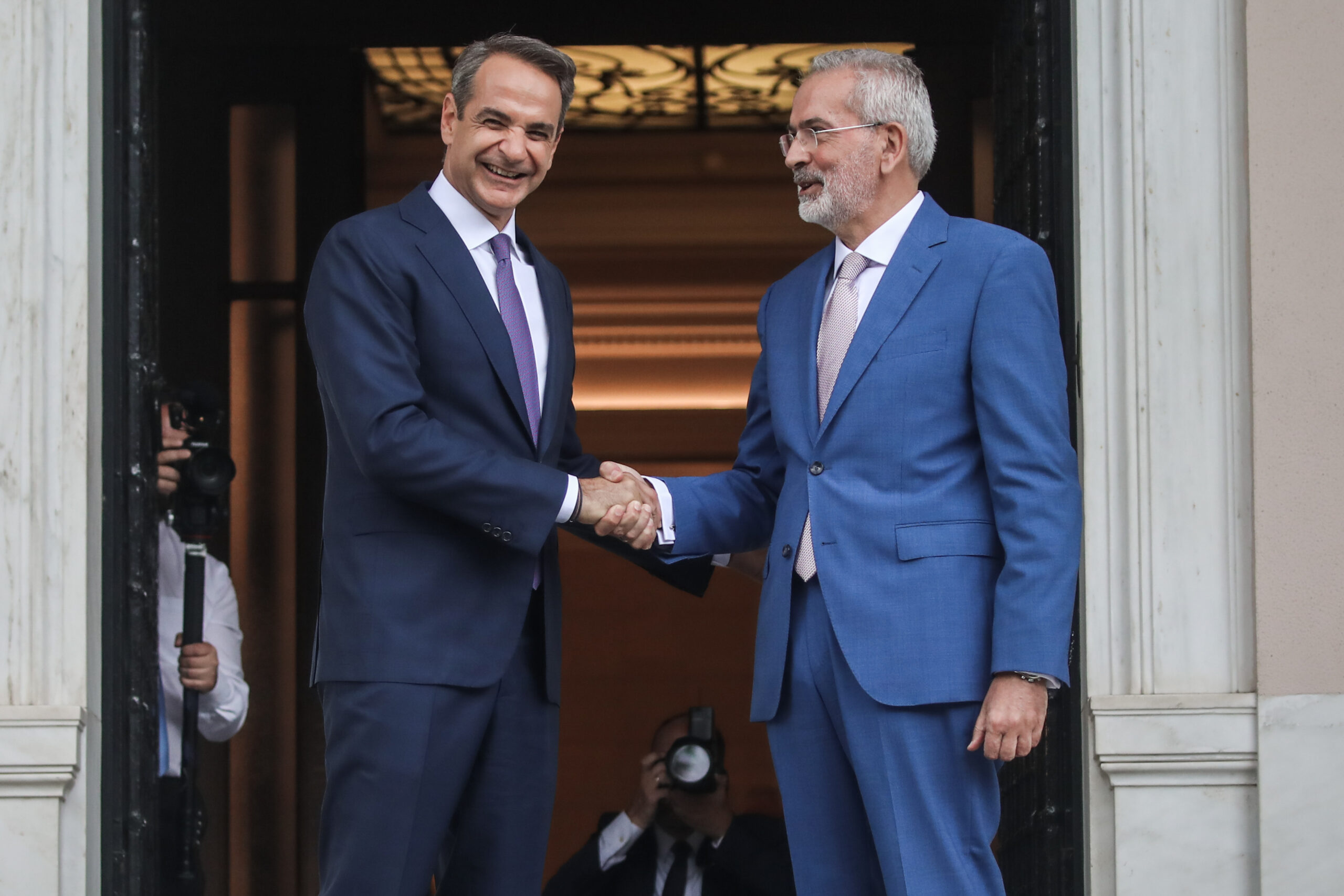 Μητσοτάκης με Σαρμά, Μαξίμου