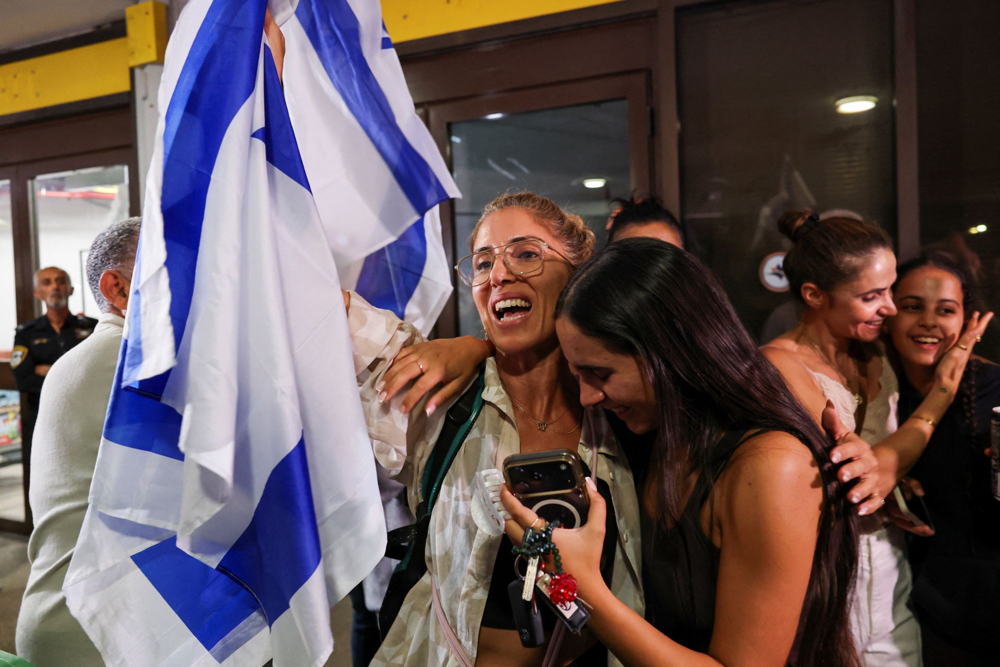 Αγκαλιές και χαμόγελα