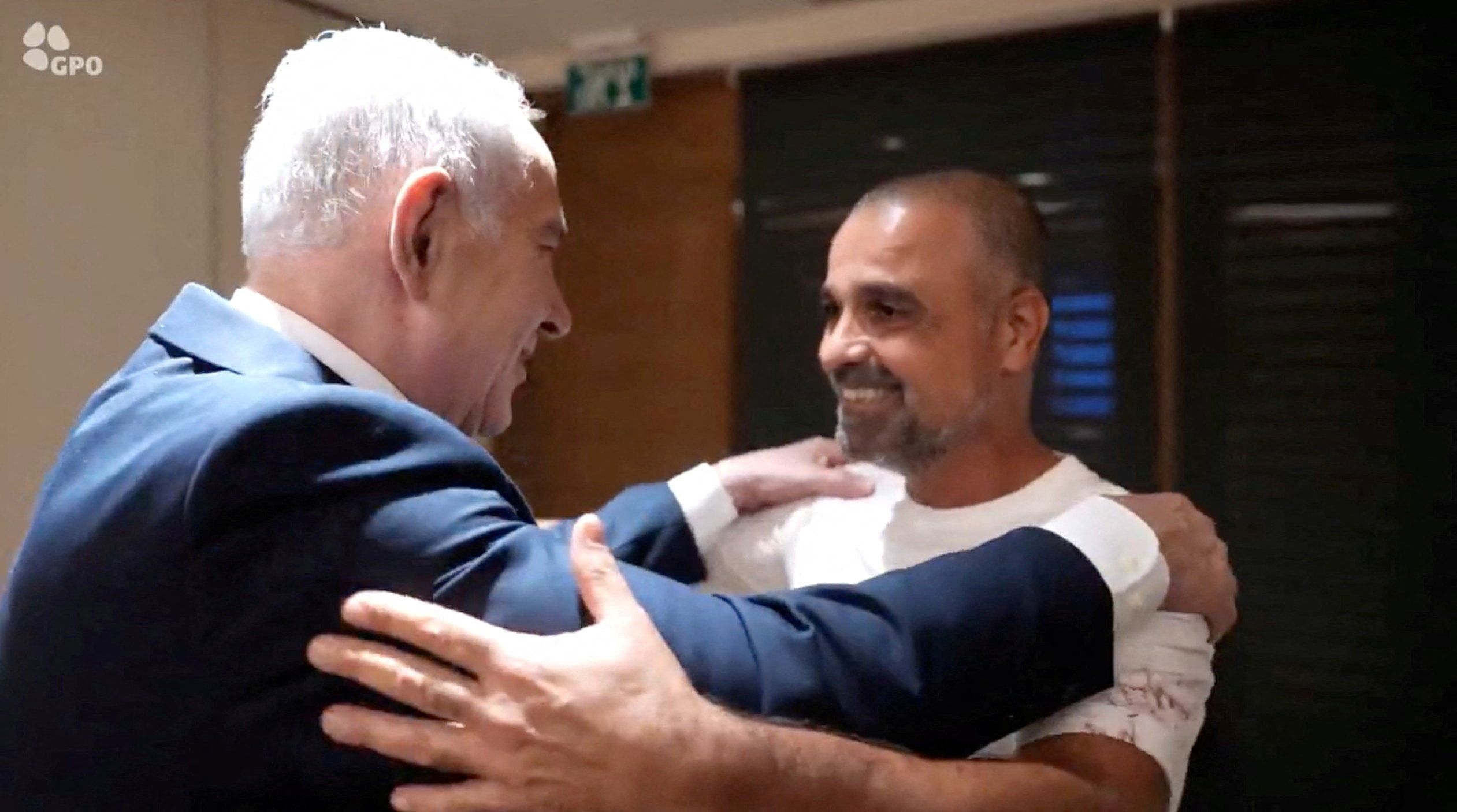Ο Νετανιάχου αγκαλιάζει τον υδραυλικό Γιανίβ Χαγιούν